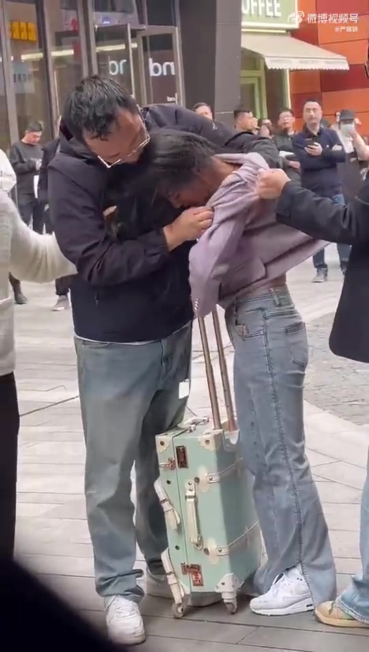 黑衣服女子说：你还会心疼她是什么意思