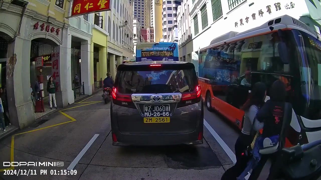 俩小姐姐怎么长这么大的这么过马路早晚得出事