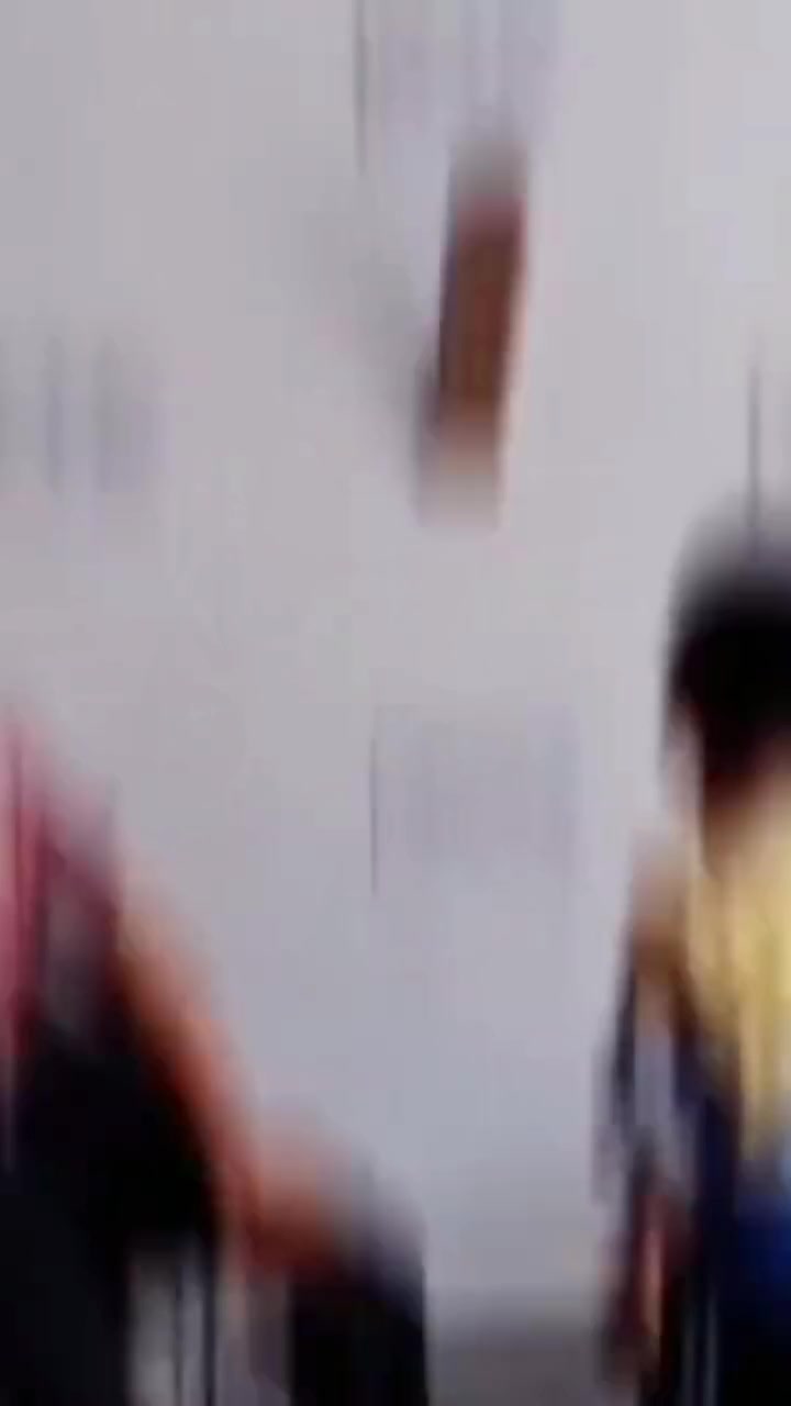 小孩子：今天这手机玩定了，老天爷都拦不住！