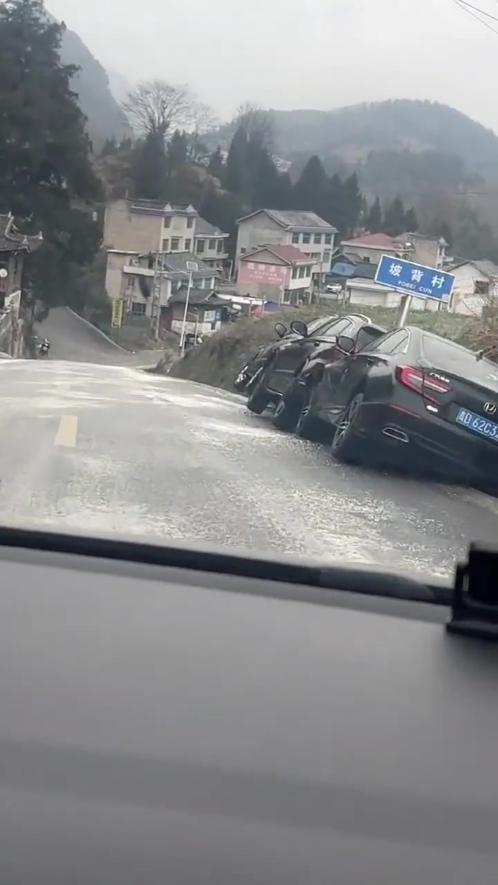 沟里停车还整整齐齐，这仨兄弟到底经历了什么?