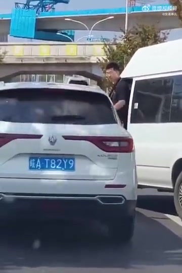强行加塞的司机还挺霸道，怎么还下车指手画脚呢一下老实了