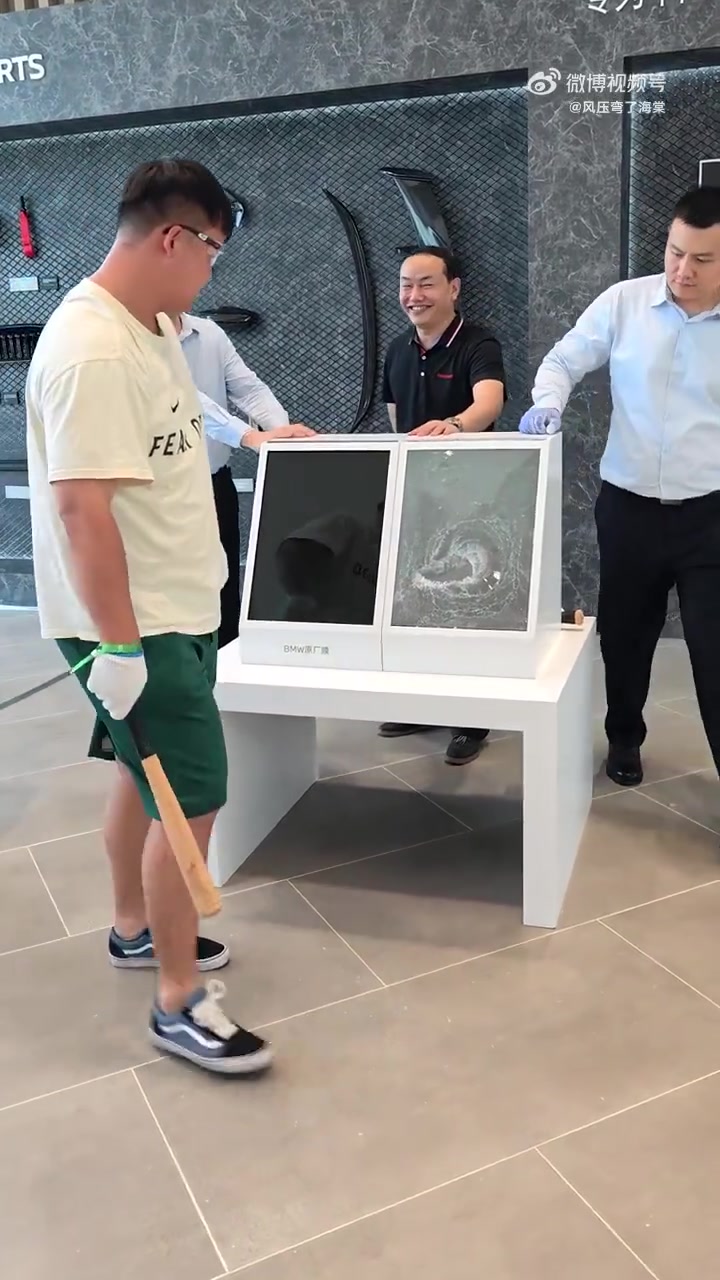 一棍子下去，宝马原厂膜与非原厂膜对比