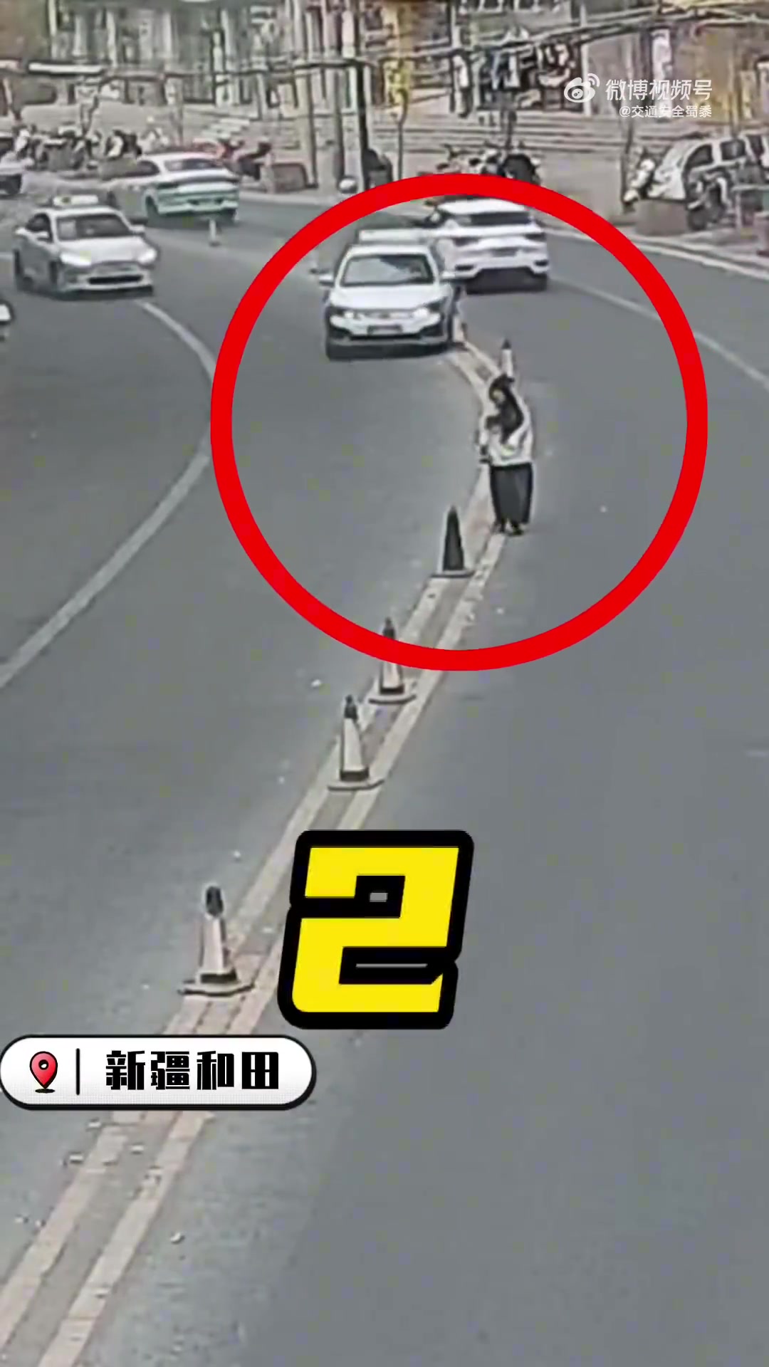弯道路段强行超车，行人盲目横穿险遭飞来横祸！