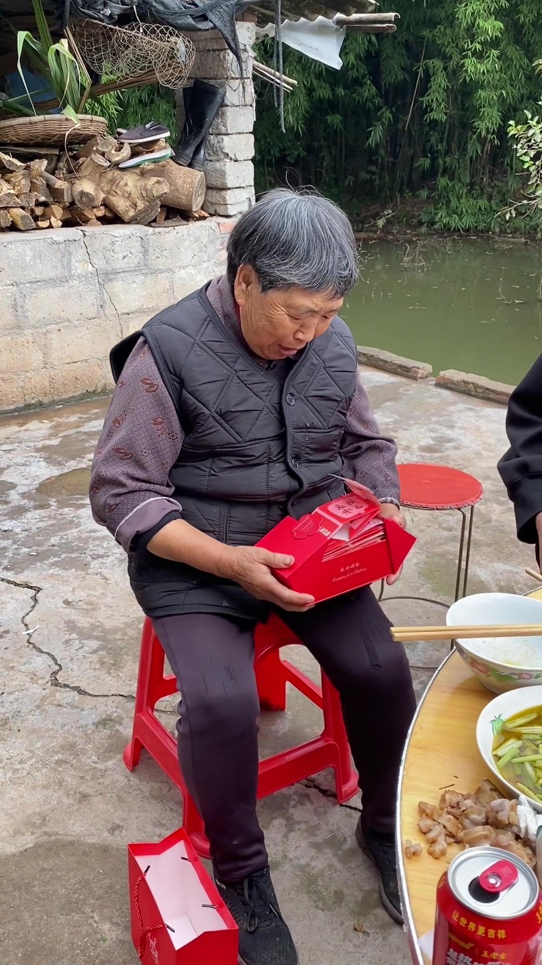 弹跳盒子翻车了，因为外婆看见钱要弹出去就给一把按住