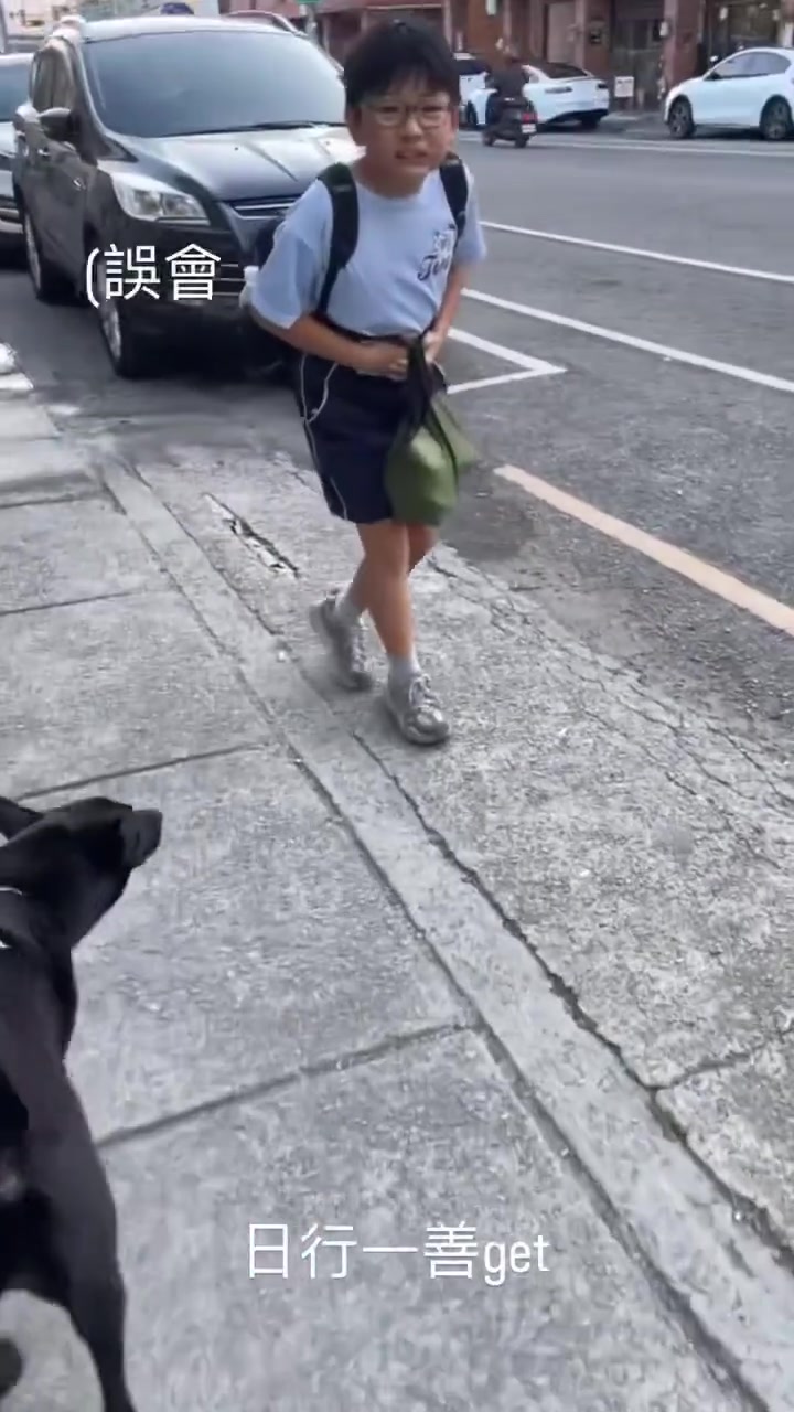 乖狗狗经过，小孩子吓得走不动