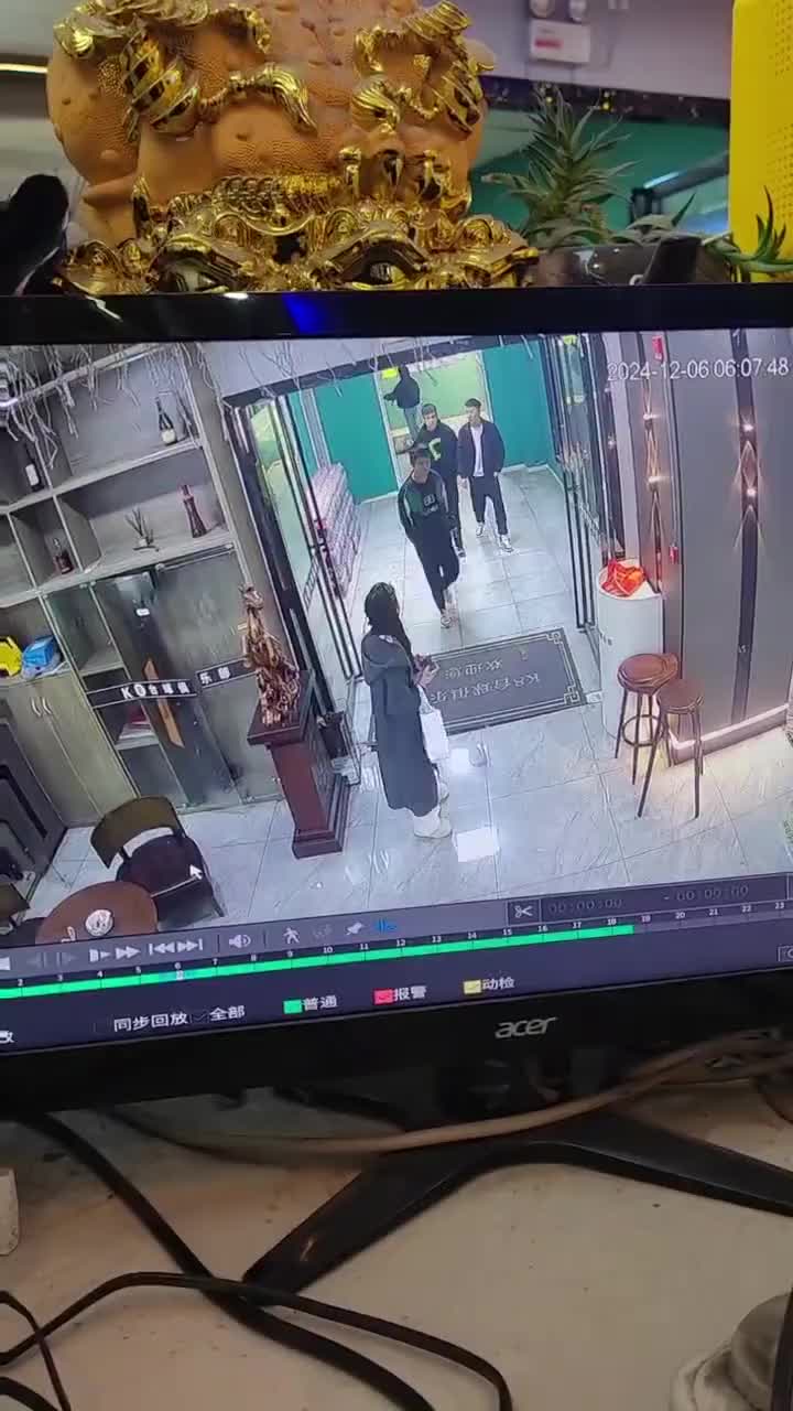 事发后的几秒钟，她在用手机
