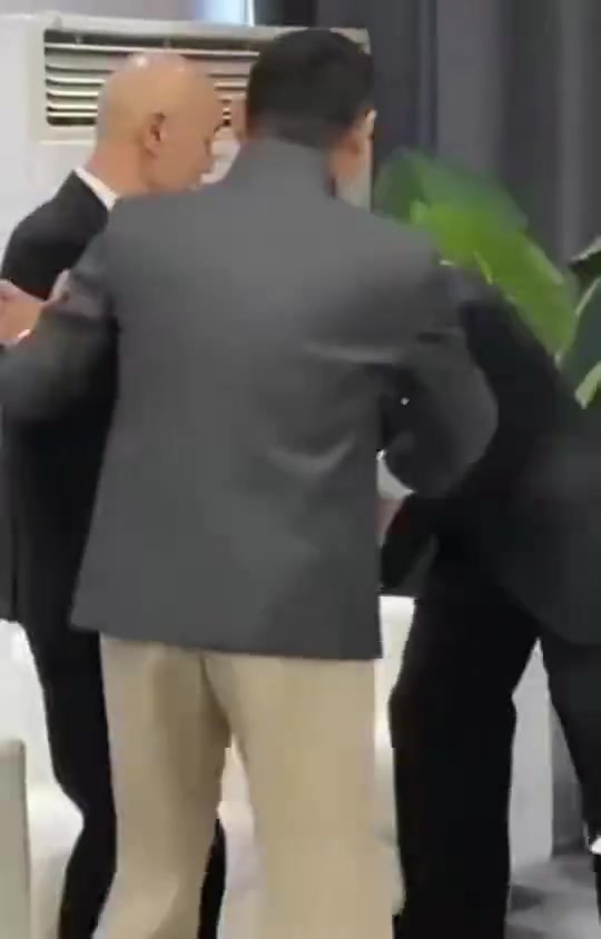 陈道明握手礼遇全场，唯独略过未起身者，霸气举动震撼全场！