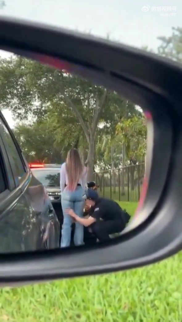 美国警方搜查女子，竟然还需要闻一闻