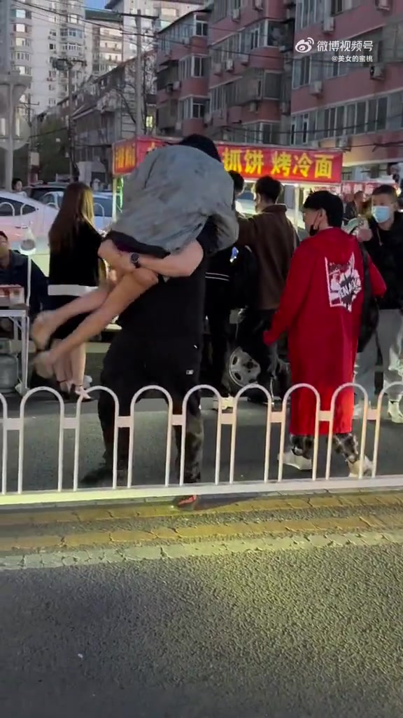 旁边的大叔眼睛都看直了