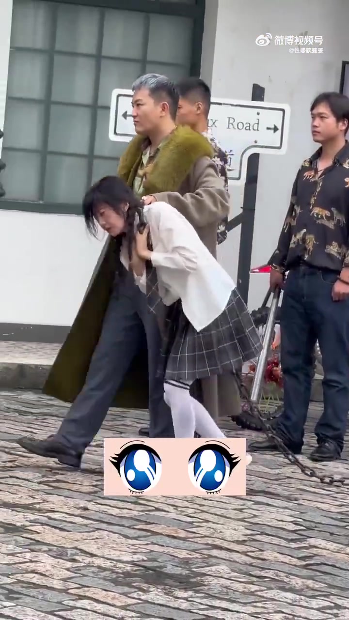拍戏现场女子被狗链牵大街游行，男子一看就不像好人