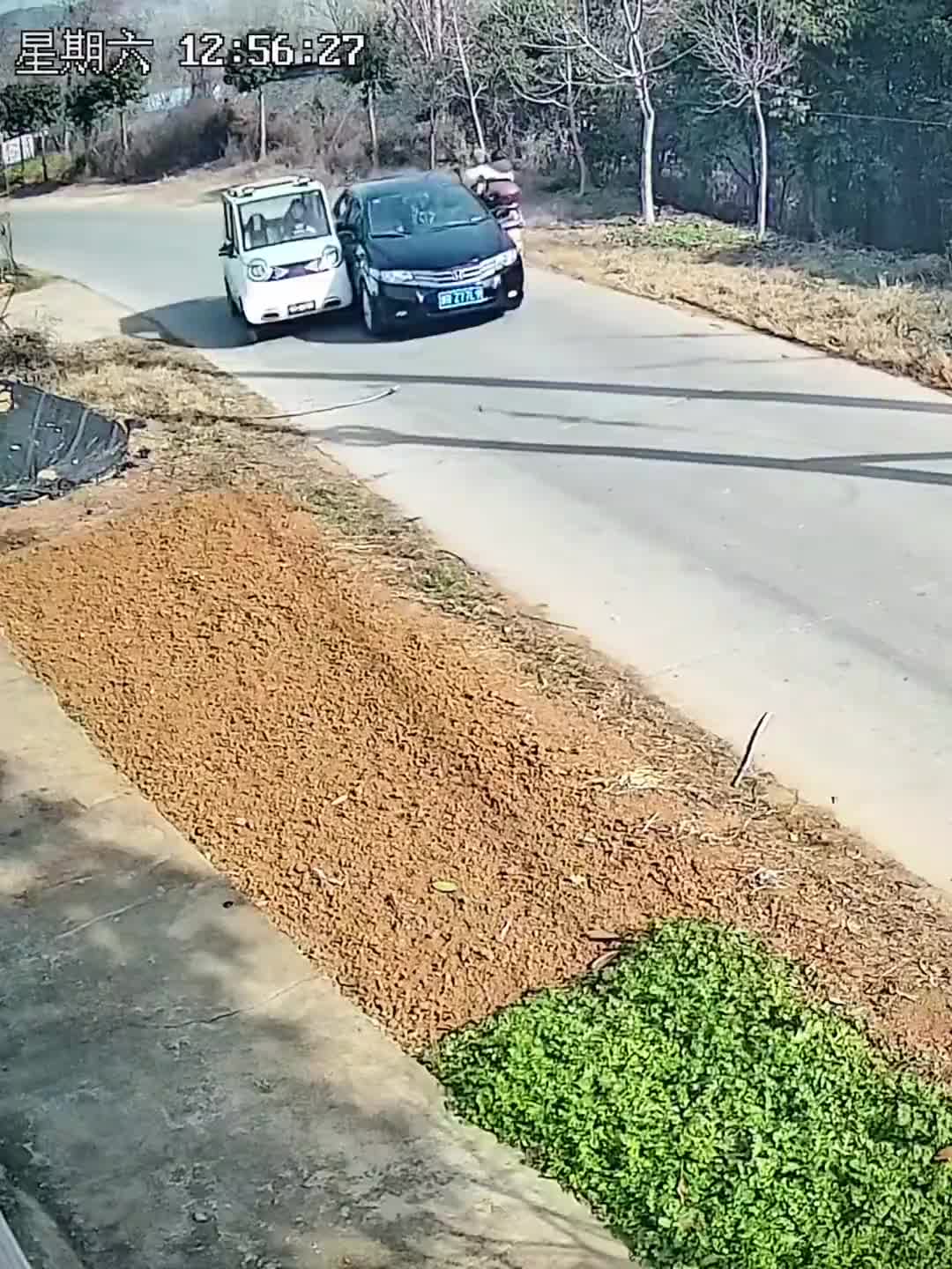 轿车全责，逆向超车，前方有车辆就不应该超车了啊！