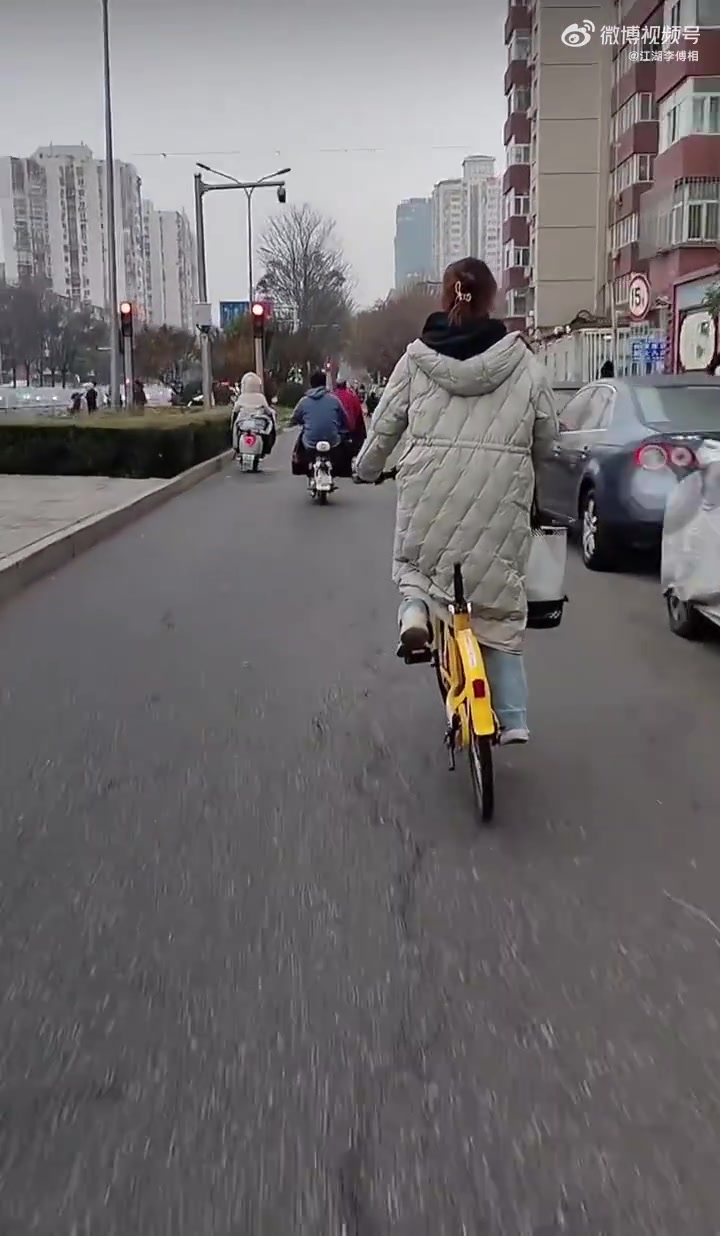 你看，这就是牛马，搞笑背后满是悲凉