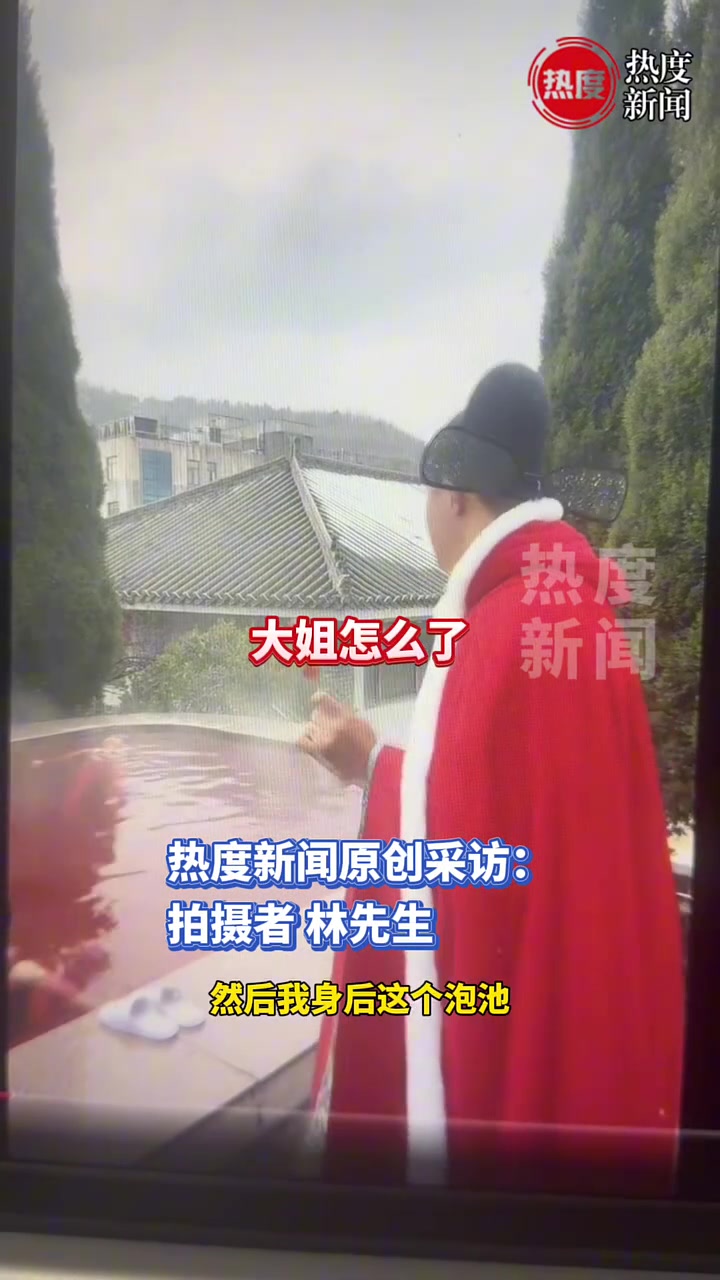 直播时后面大姐飘在水面上，主播回头看到这一幕吓懵了！