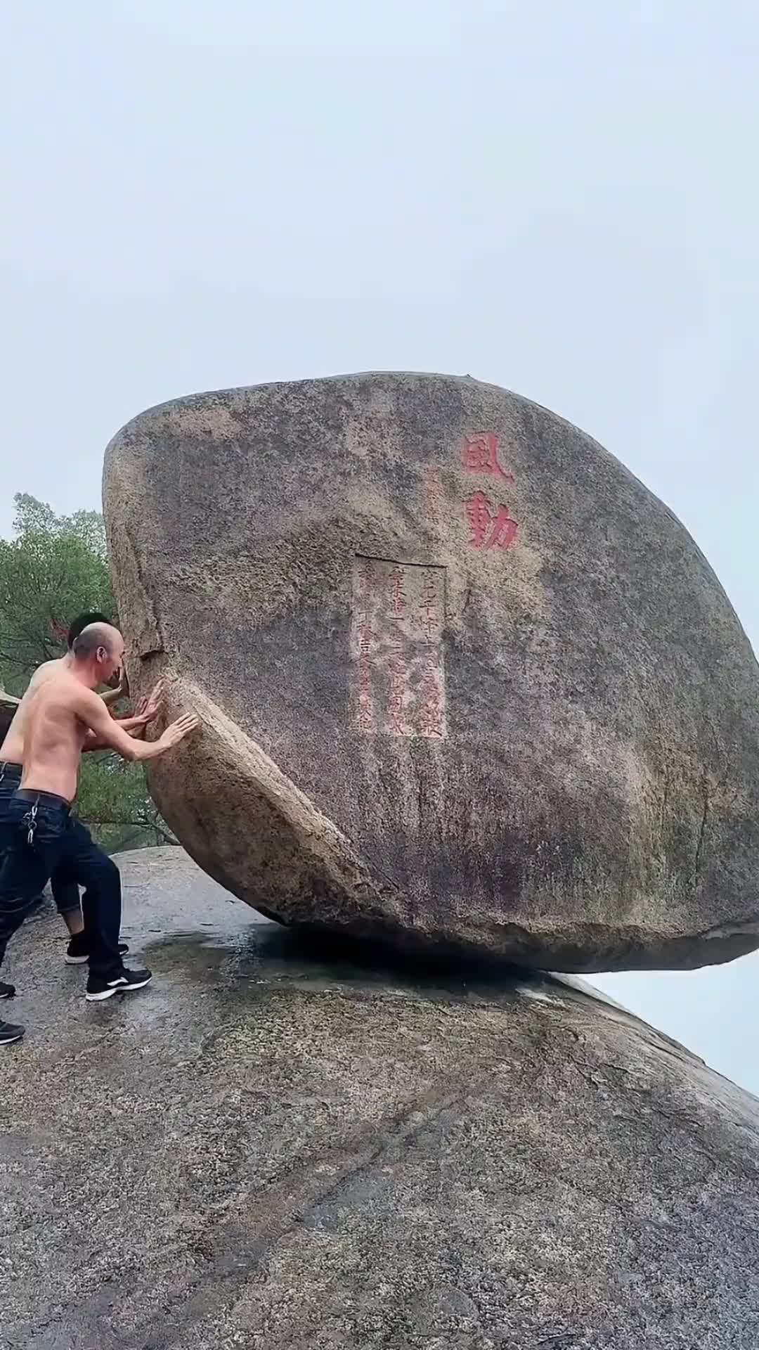 石头滚落震撼场面！