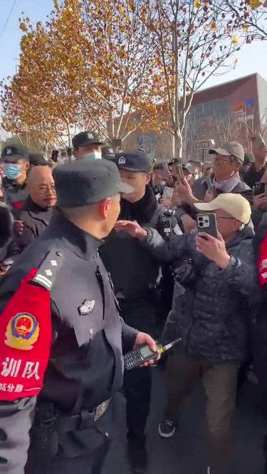 这是真的假的这么多人围着