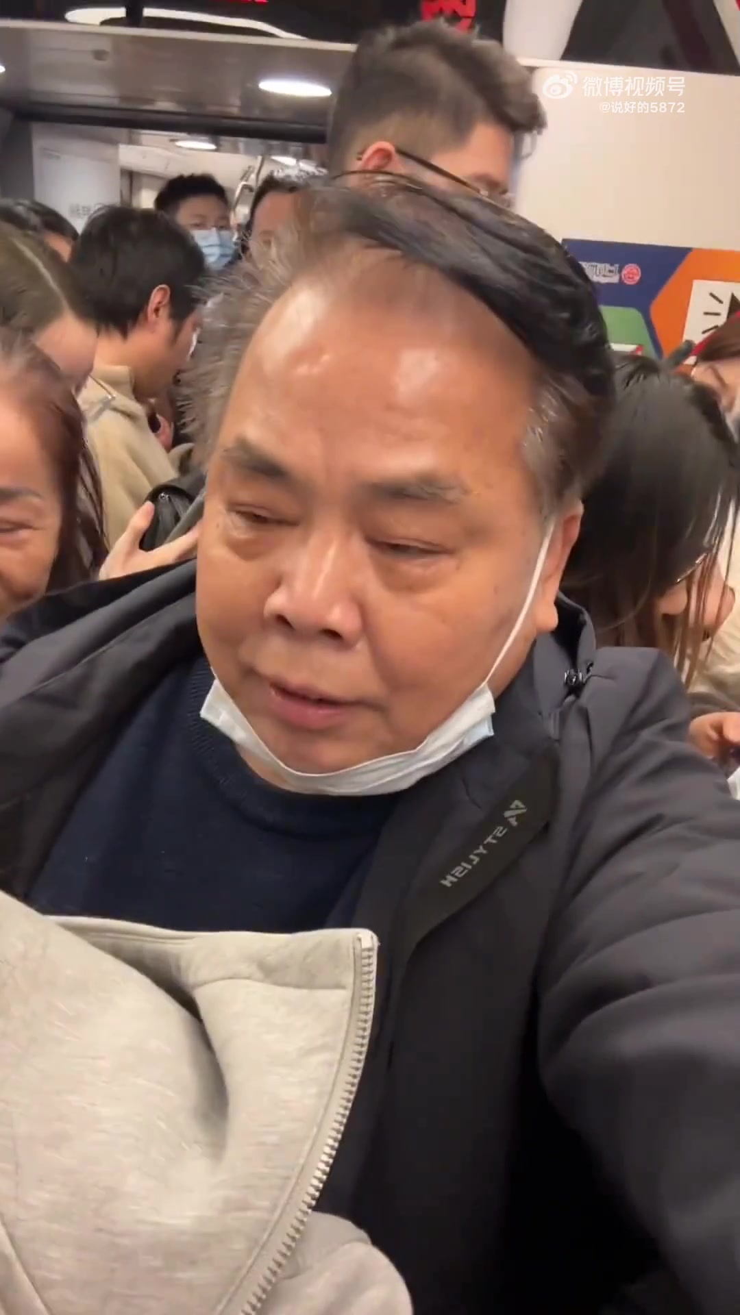 女子吐槽地铁上大爷把手放在她肩膀上，双方发生争执