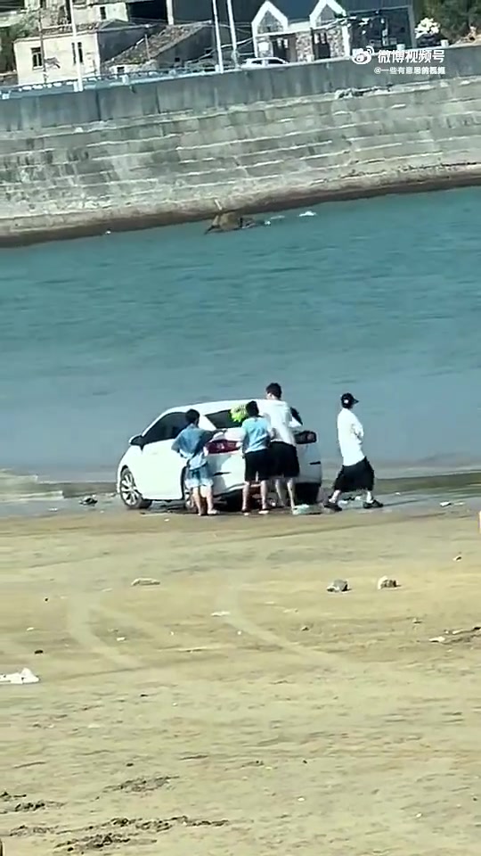 这是在洗车吗?看不懂！