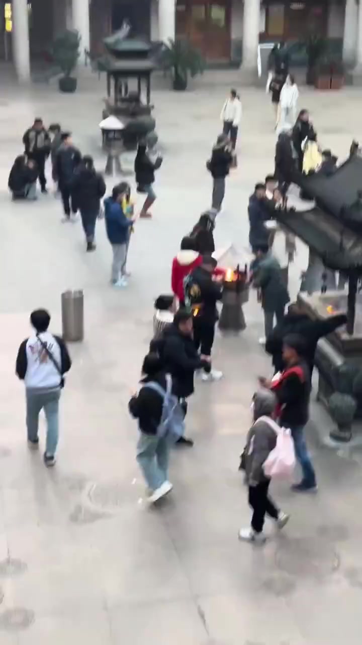 寺庙是一个严肃的地方，一般我是不会笑的，除非实在忍不住
