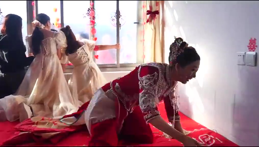 伴娘，你们知道是谁开的门吗