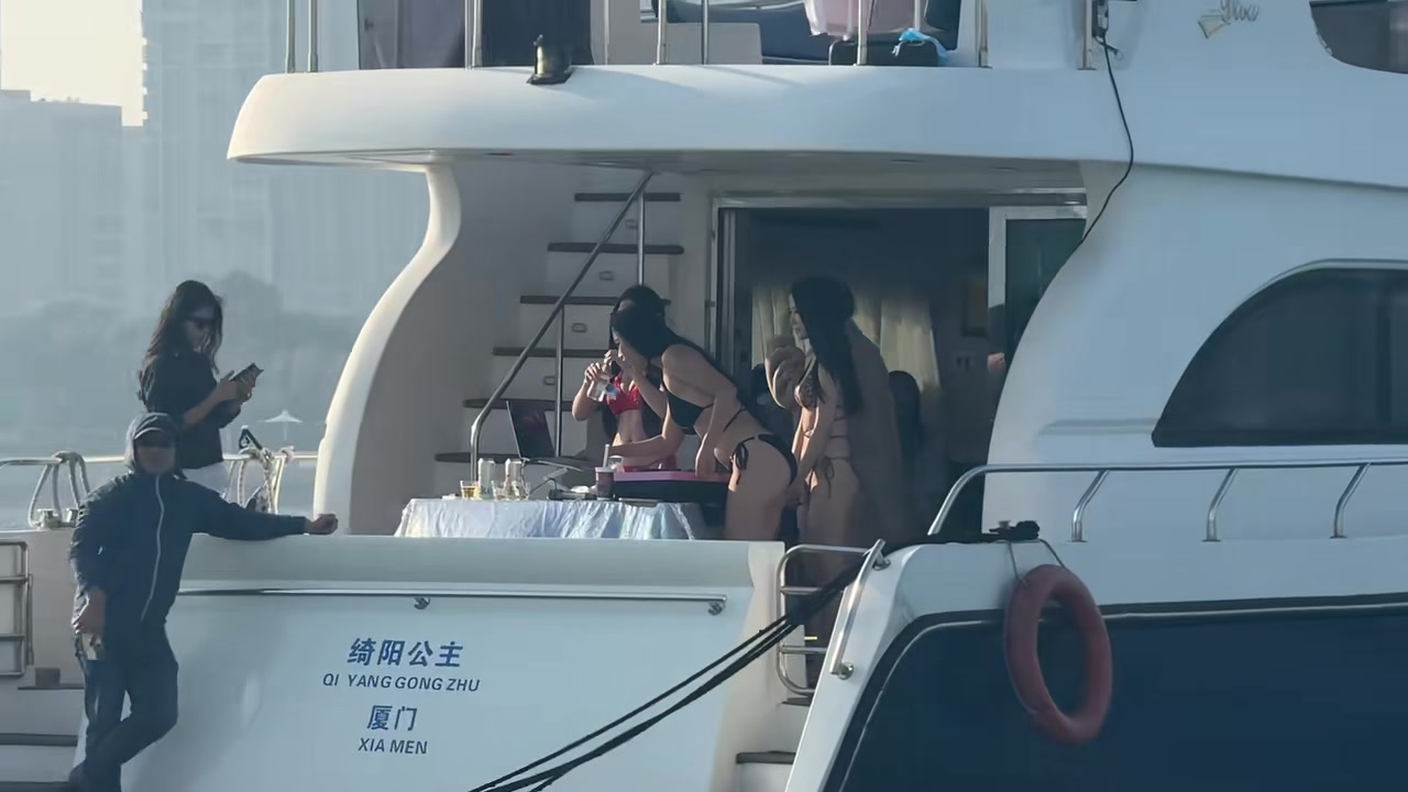 全是妹子的游艇还叫游艇吗