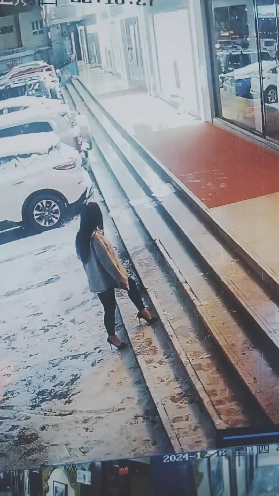冰天雪地敢穿高跟鞋出门，功底真不是一般人能比