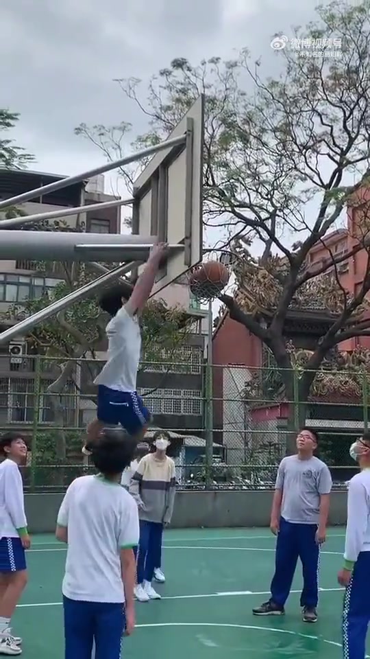 弹跳不详，臂力超强