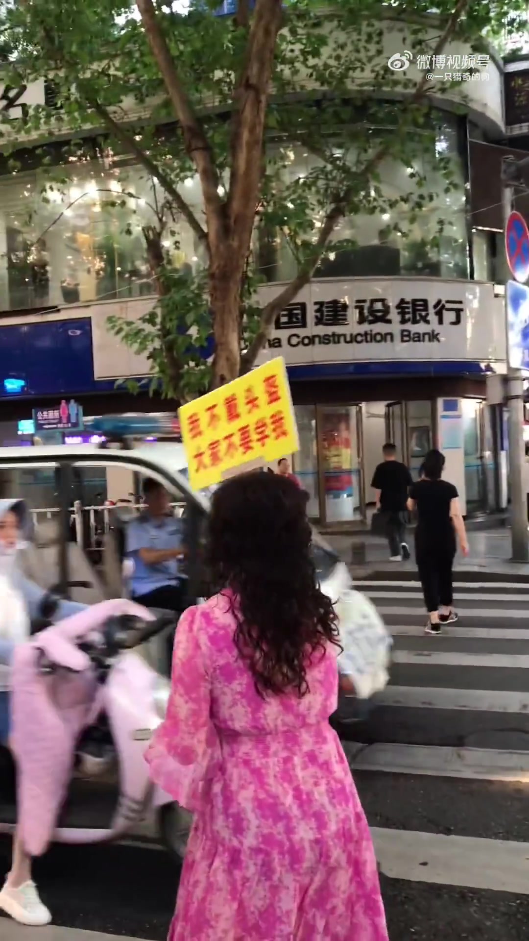 治理交通出奇招：没戴头盔的要举牌子，直到给下一个没戴头盔的人