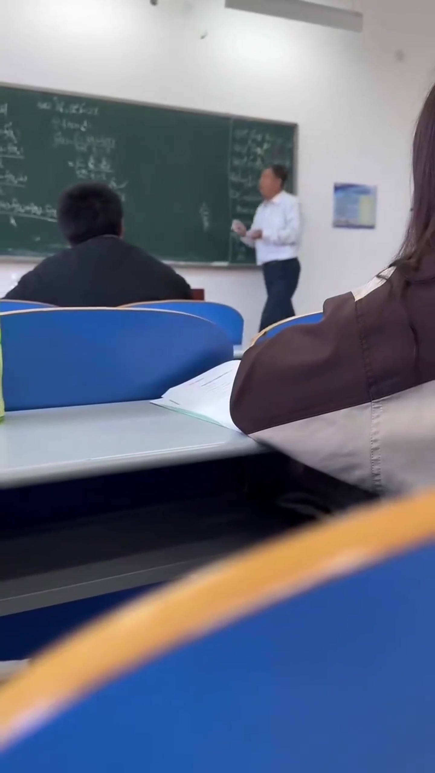 给前面那小子吓一激灵！