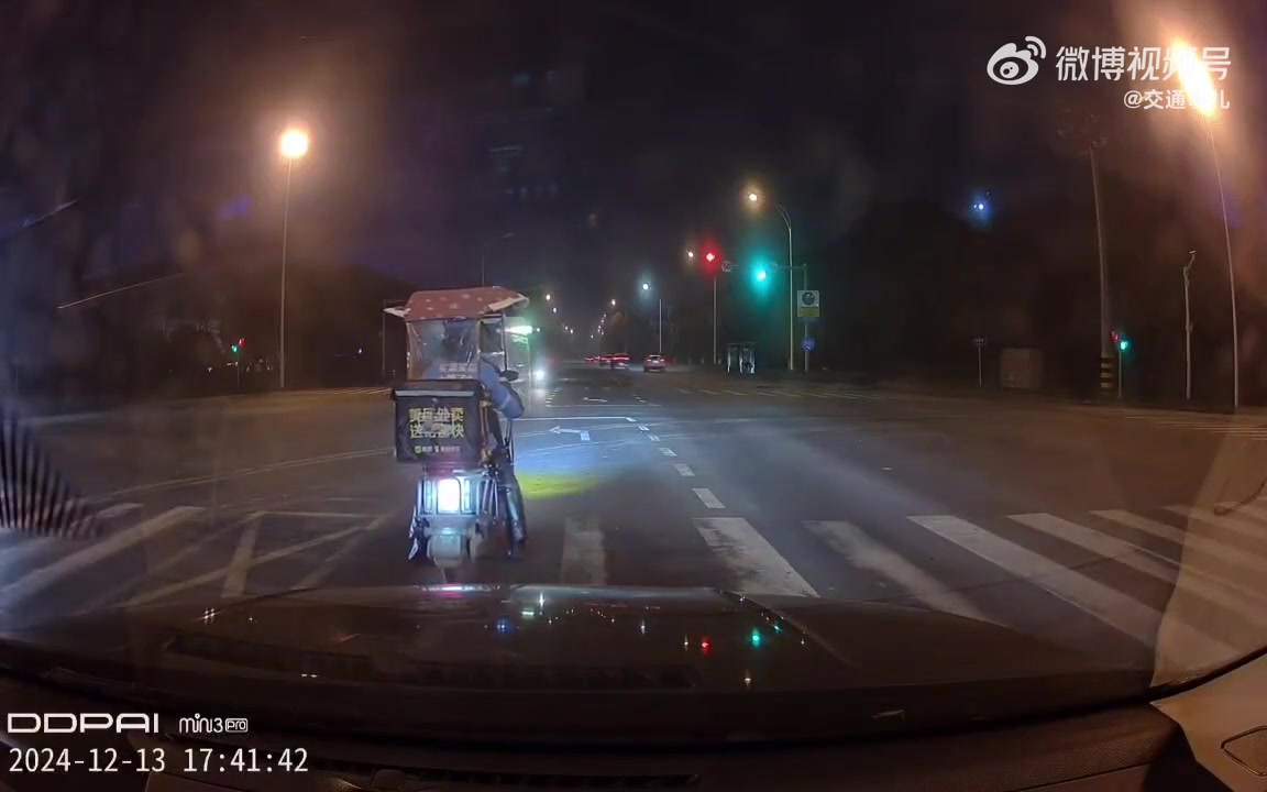 骑手走他也走，根本没看路口的信号灯啊