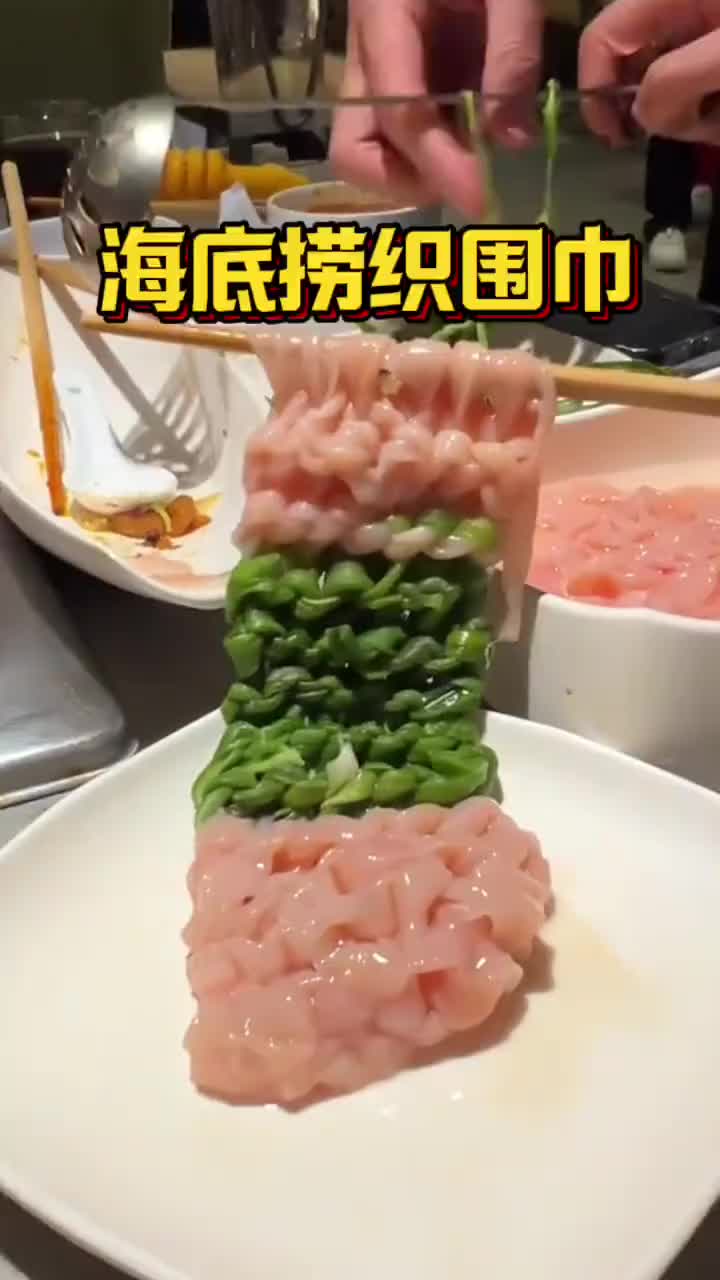 我在外面排长队，有人却在里面拿鸭肠织围脖！