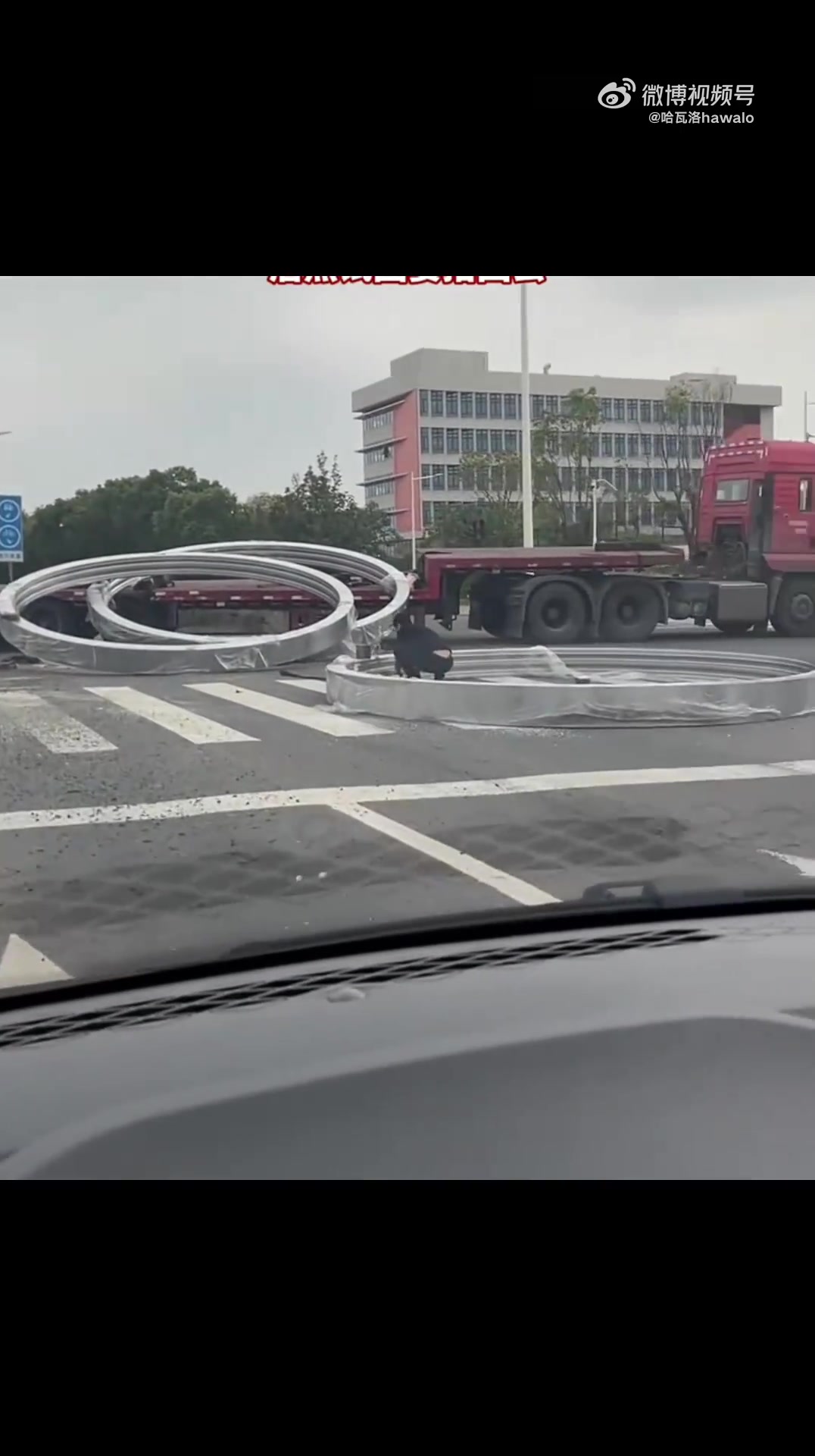 司机想徒手把法兰盘搬起来