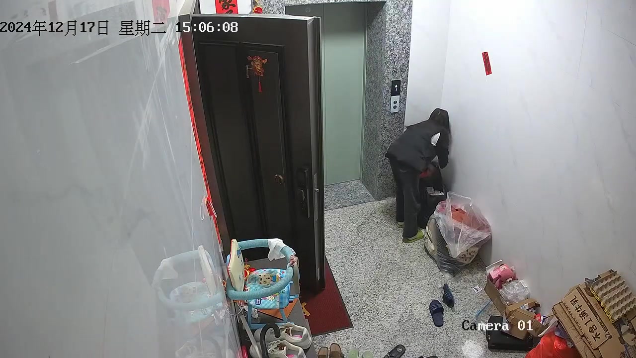 好家伙，扔个垃圾差点把娃丢了！！！