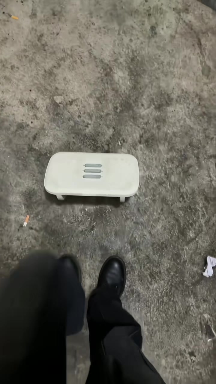 出现在垃圾桶旁边的东西自然有它的道理！你还头硬去试...