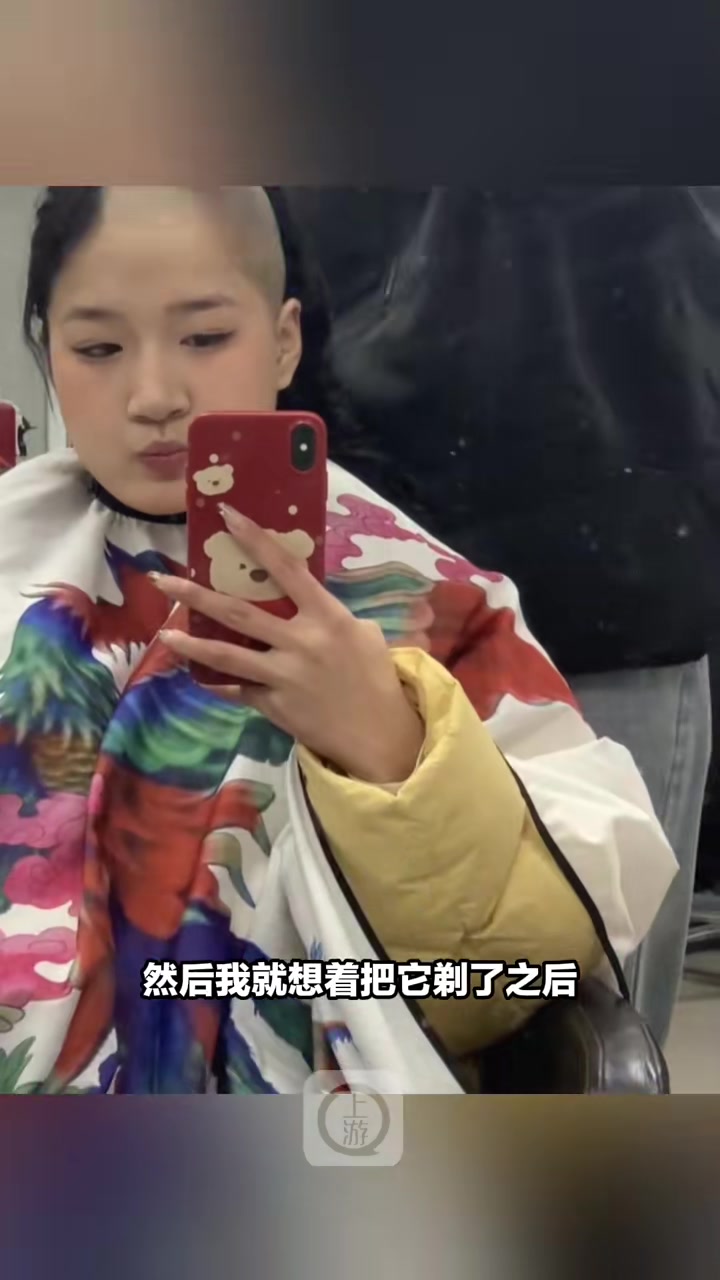 女生因自己发量少，竟然将头发剃光让它重新长！！！