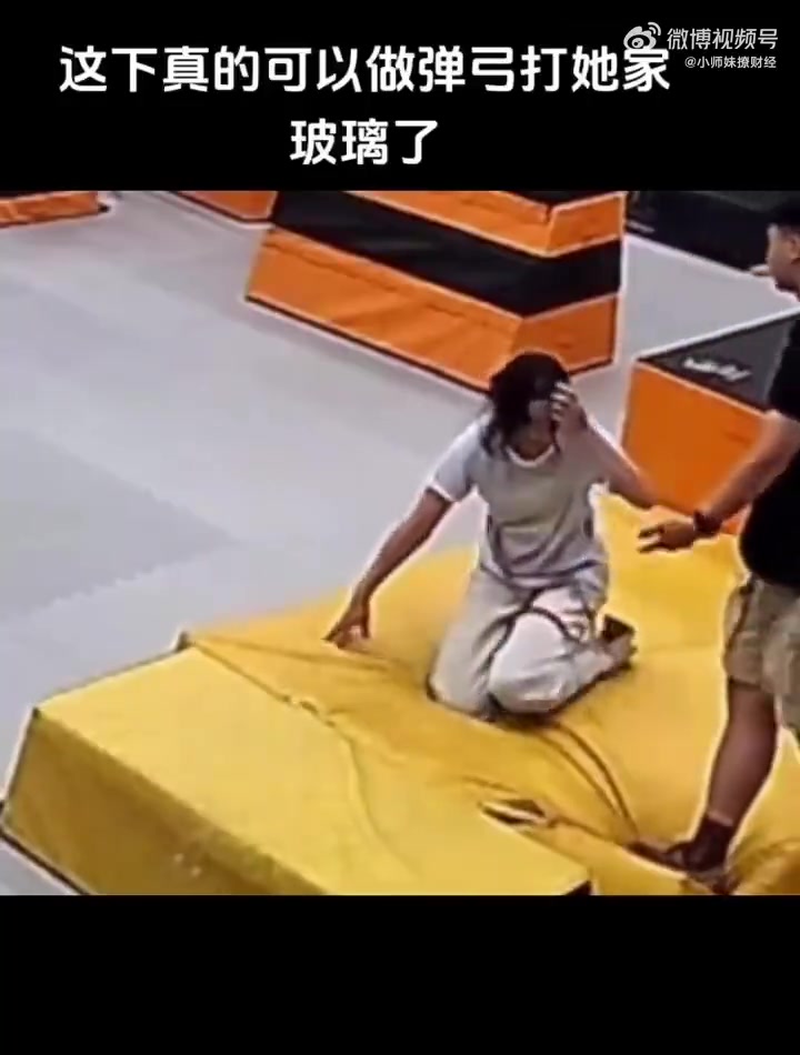 用皮筋后空翻我看了10遍才发现哪里抽出来的！