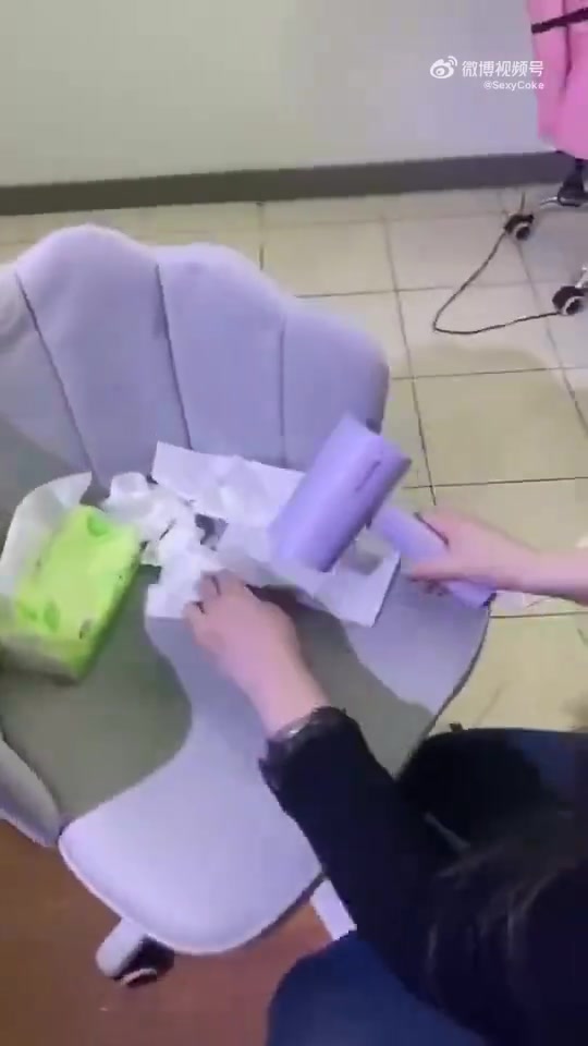 小姐姐怎么回事啊！喝个水把椅子都弄湿了
