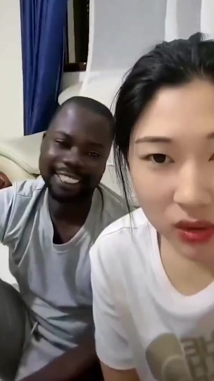女子直播说自己的黑人男友跟个傻子一样