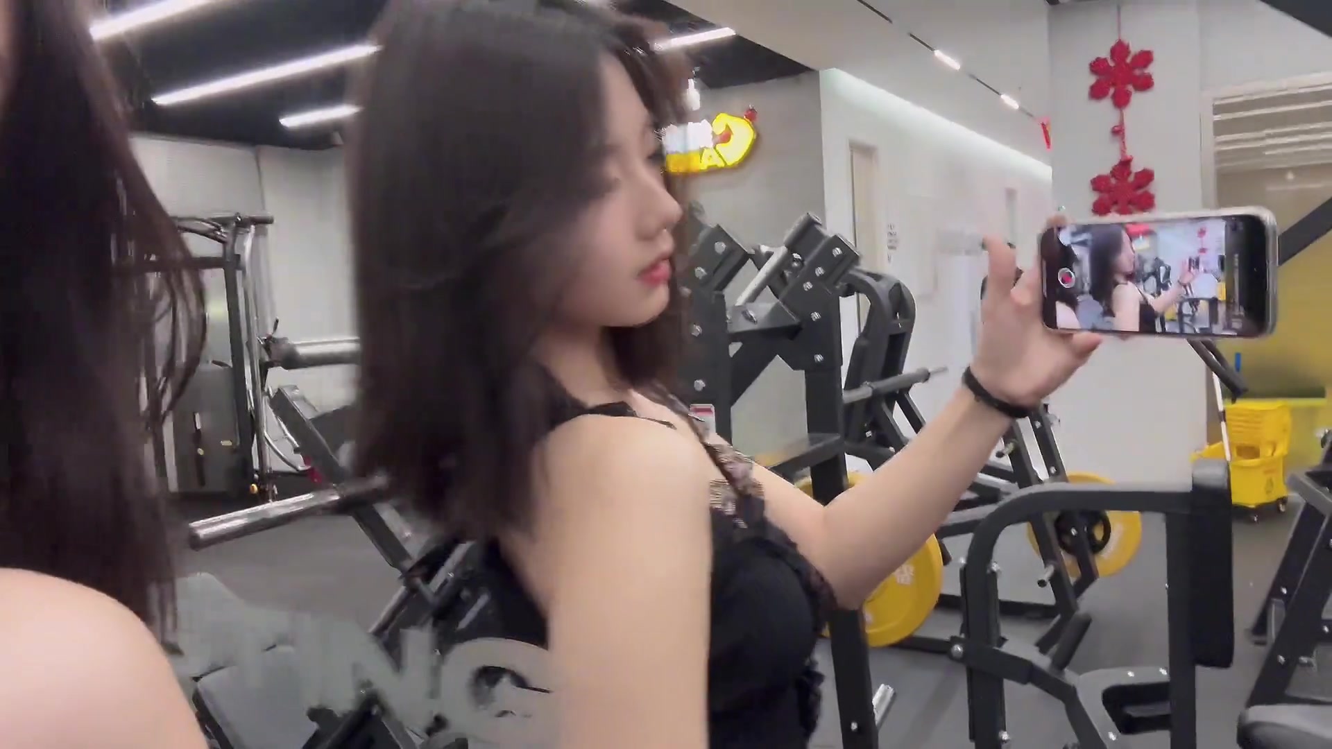 穿睡衣来健身房我也是服了这些摆拍女