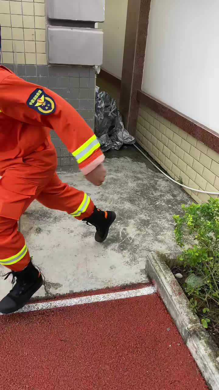 原来消防员怕二师兄！