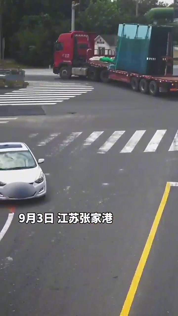 炸裂！大货车急转弯，十多万元玻璃砸地上碎成渣