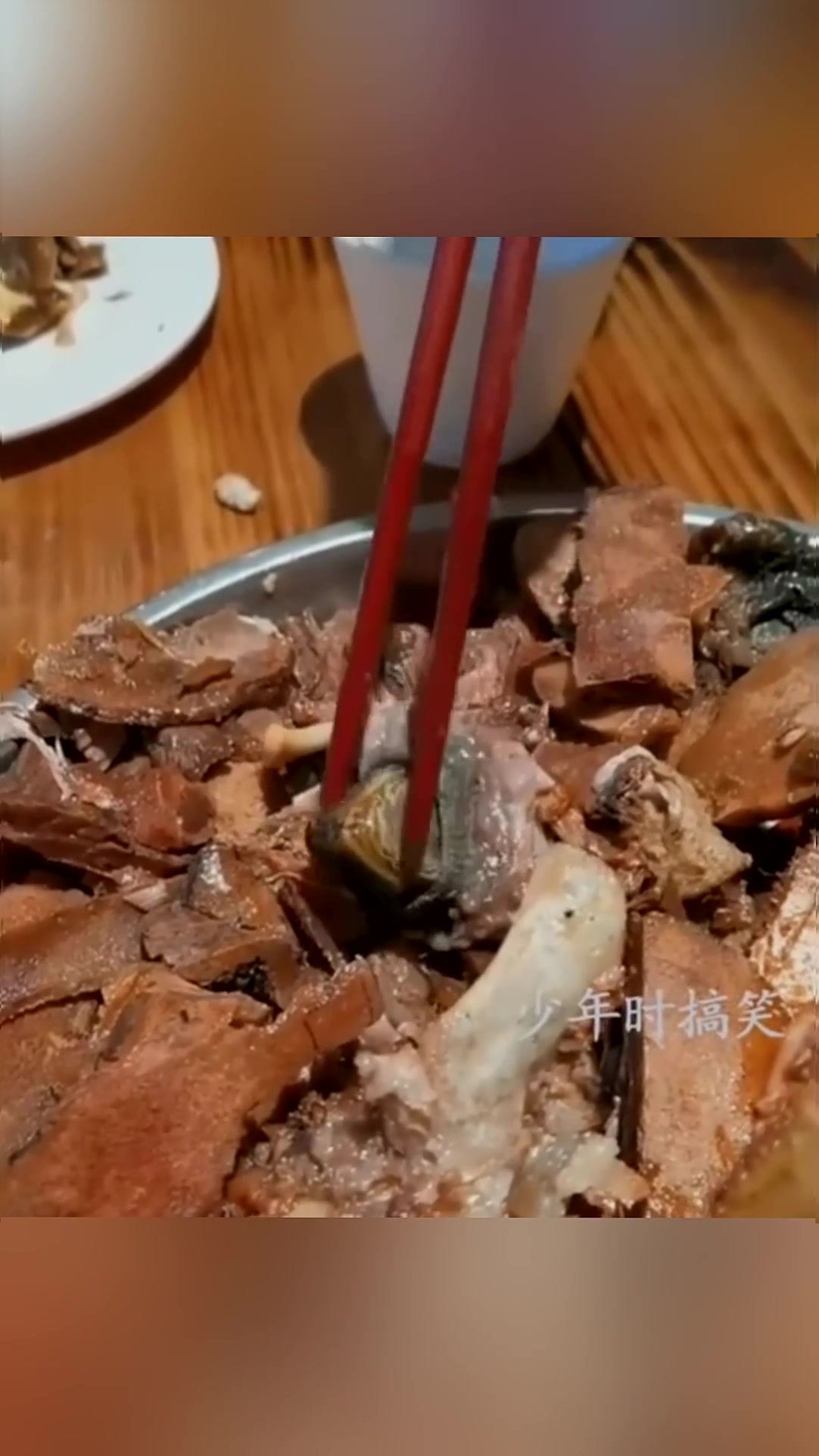 相亲对象主动请自己吃饭，当她来回扒拉菜的时候，大哥脸都绿了