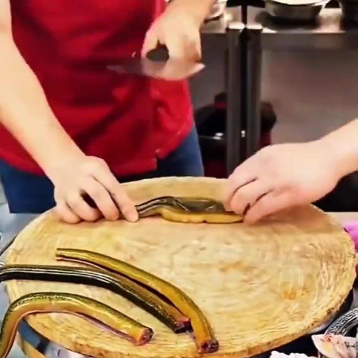师傅切黄鳝的手法真是轻车熟路，一切一拍直接完成