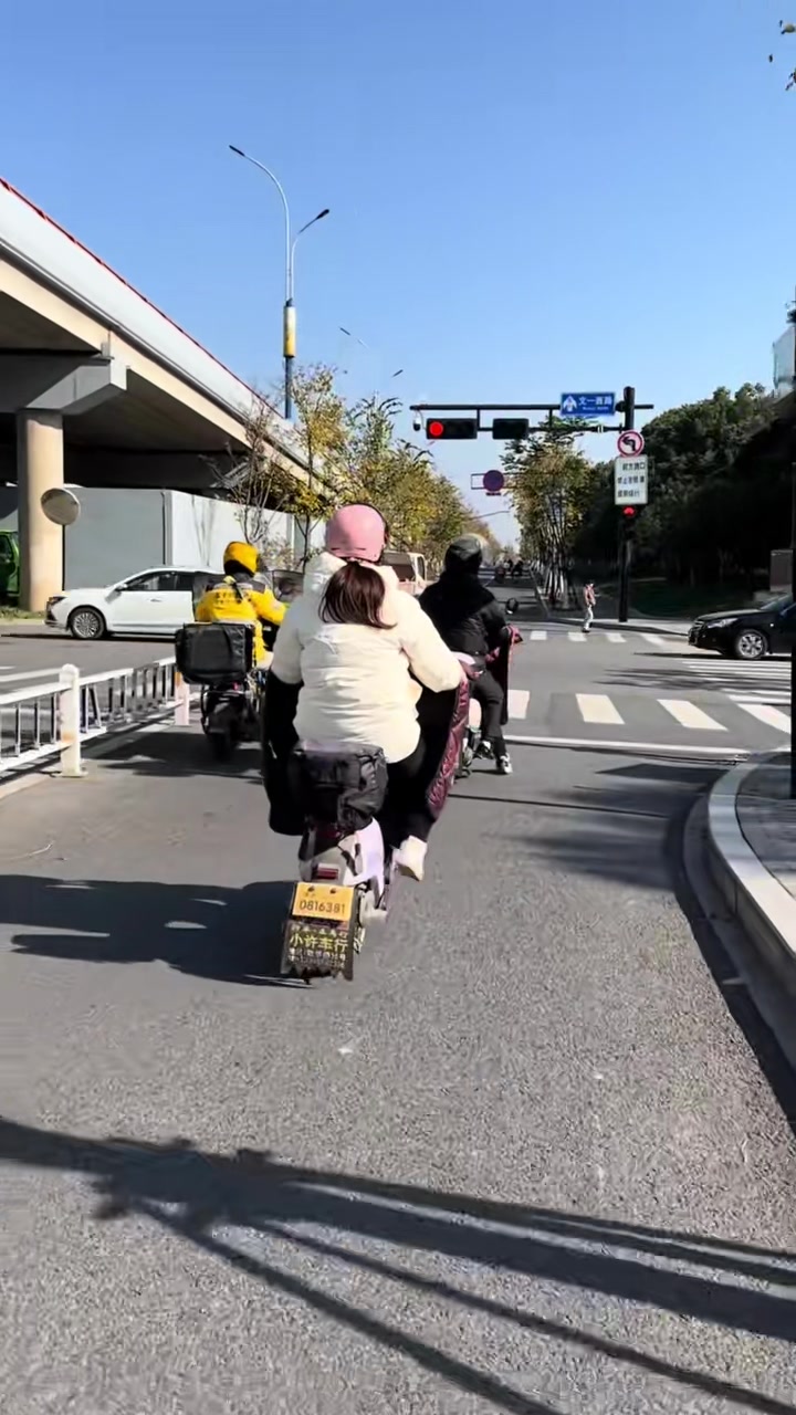 不是搞半天一个人啊还以为两个人呢