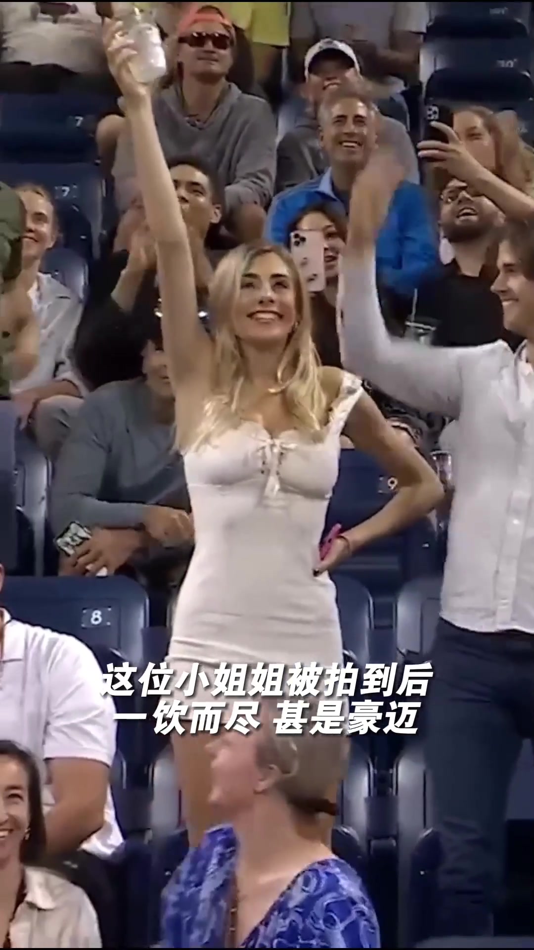 豪迈！小姐姐美网比赛中被镜头扫到麻溜豪饮一杯