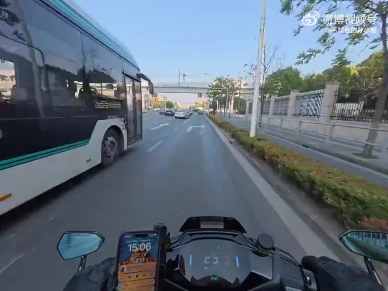 实线变道全责，网友：躺那啊，起来干什么！