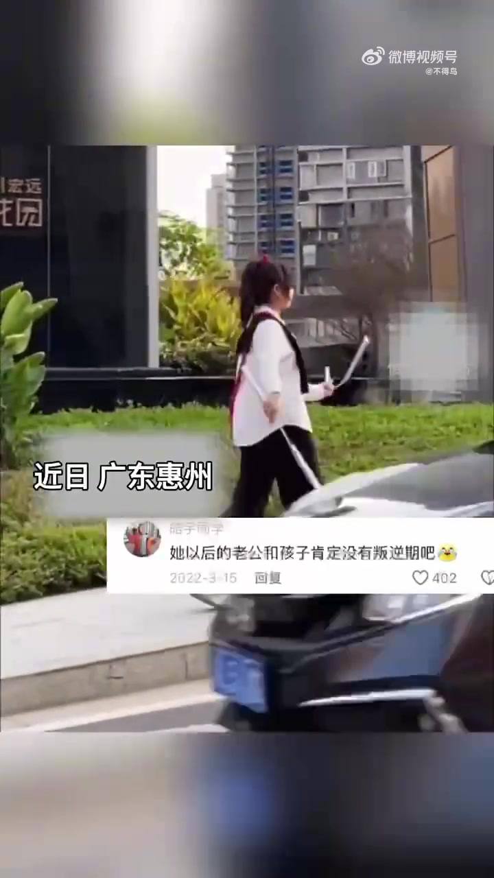 高中女生放学路上秀双节棍“随身携带不沉迷于手机”