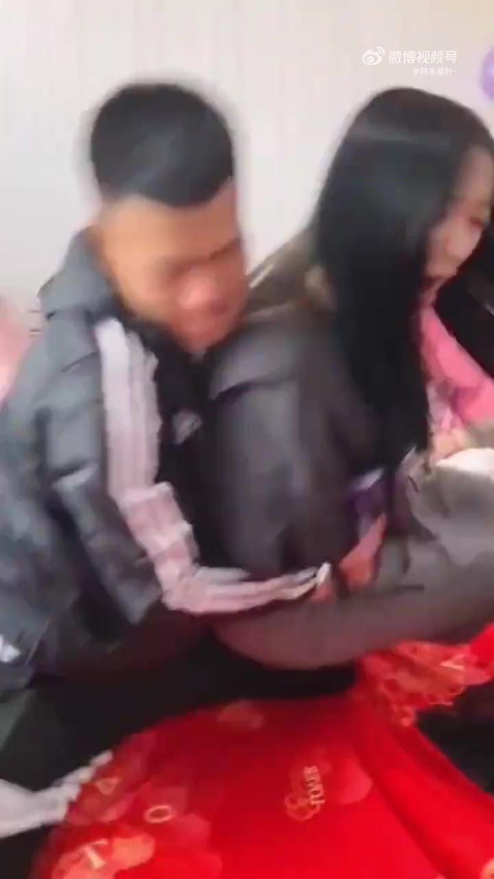 这不就是当代年轻人期待的入室抢劫的爱情嘛