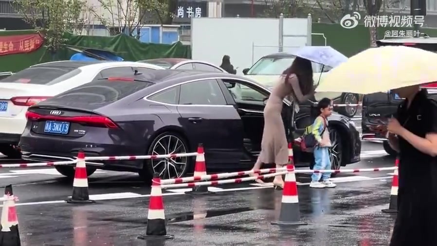 这伞真的有给小孩子遮到吗！