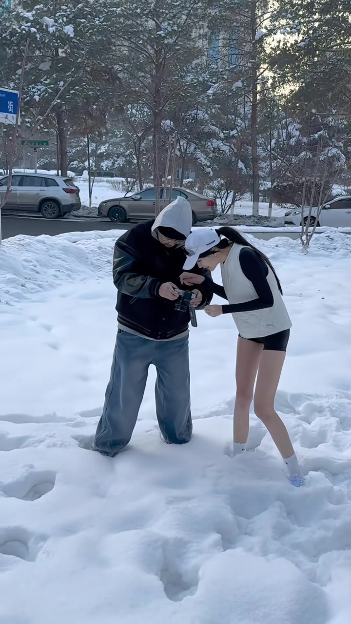 小姐姐为了艺术，在这种天气穿成这样！也是没谁了