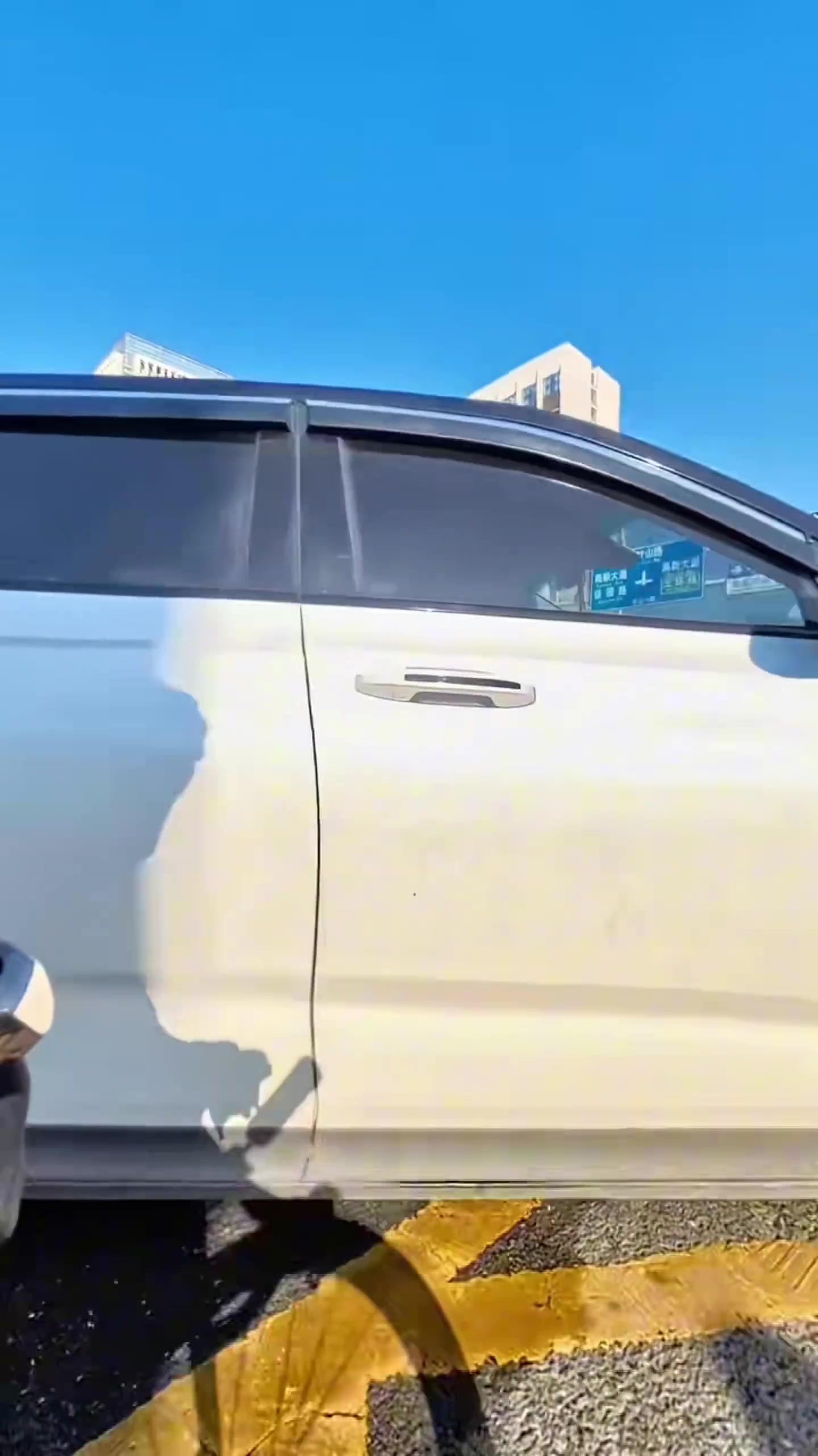 右转直接跨了2条机动车道+1条非机动车道，骑车的哥们骂的真克制